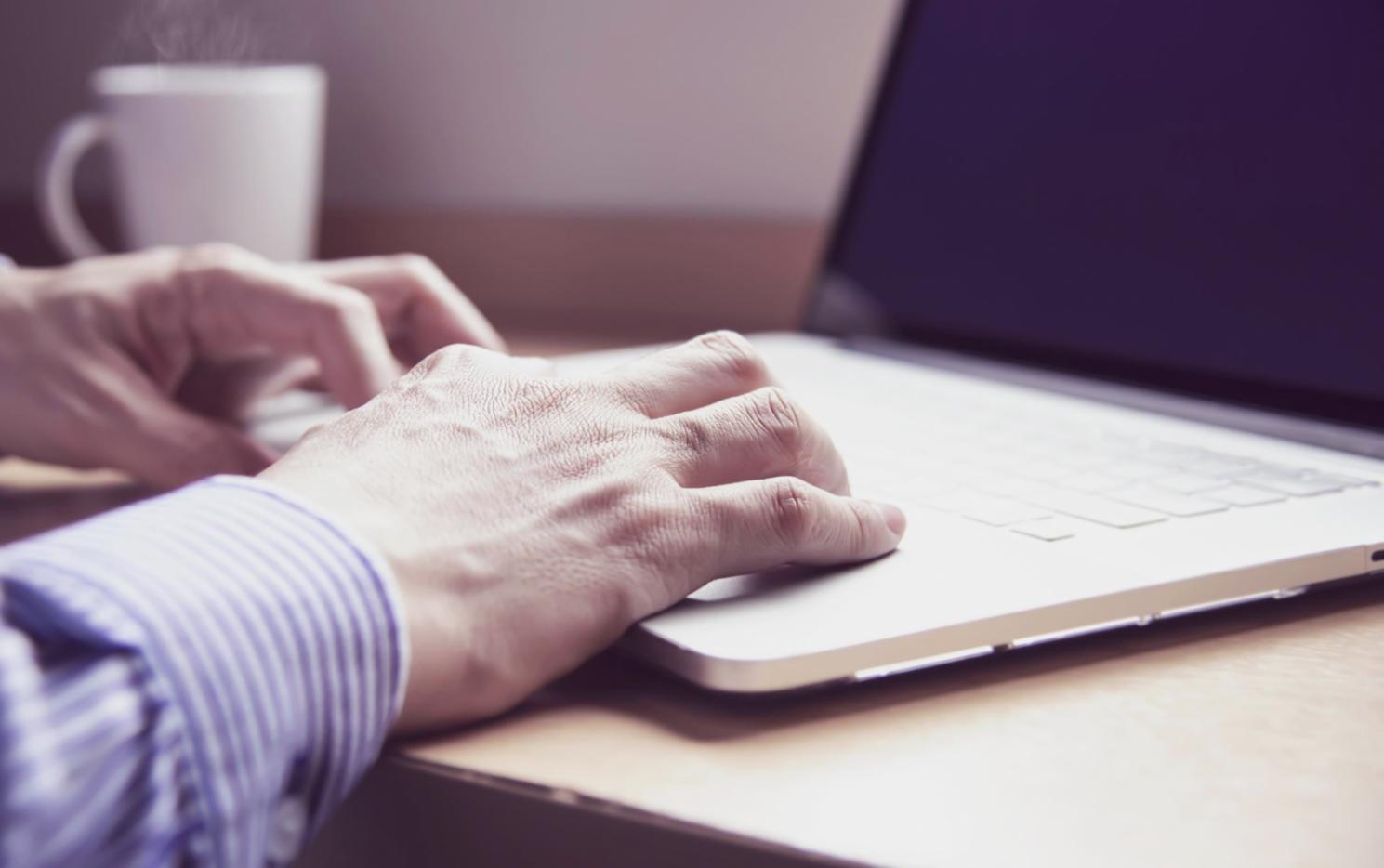 Workshop-Teilnehmer arbeiten an praktischen lokalen SEO-Aufgaben