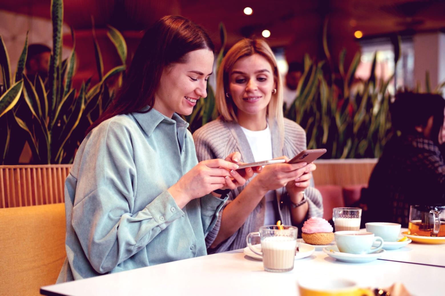 Technische Vorbereitung für lokales SEO mit Laptop und Notizen